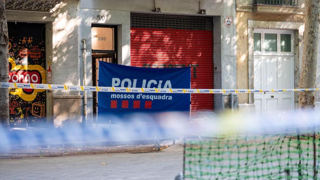 Portal de la calle Consell de Cent donde un hombre ha asesinado a tiros a un individuo