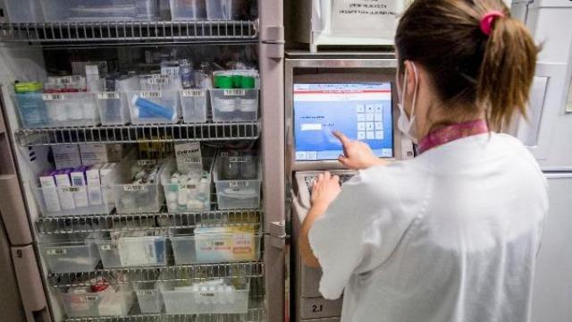 Una enfermera, ordenando medicación