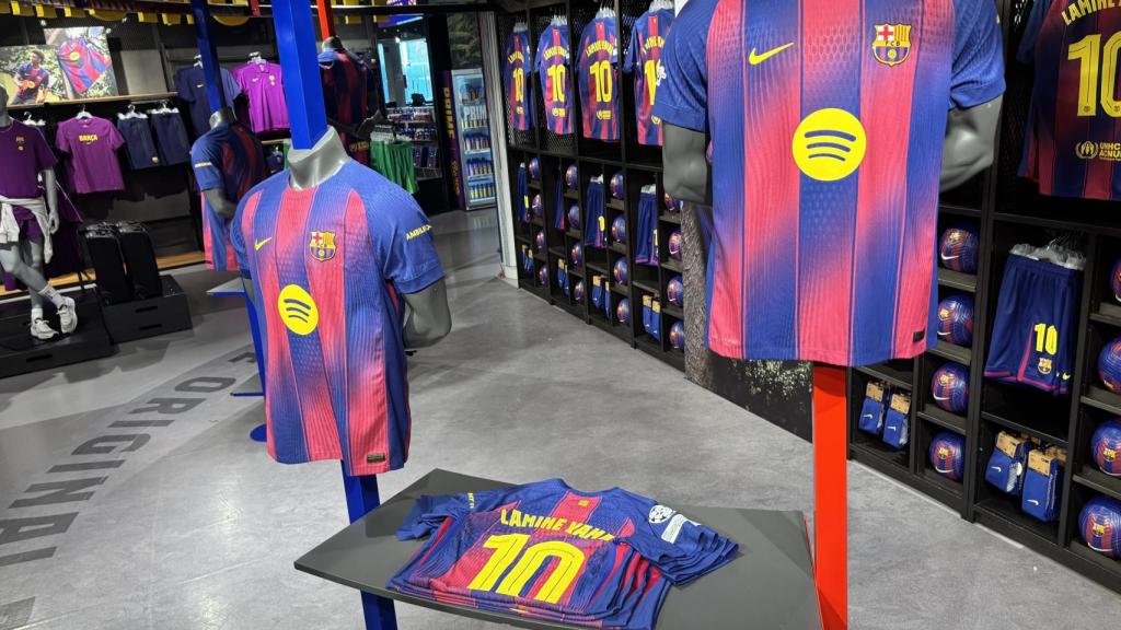 La camiseta de Lamine Yamal con el '10' en las tiendas del FC Barcelona