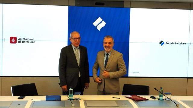El presidente del Puerto de Barcelona, José Alberto Carbonell, junto al alcade de Barcelona, Jaume Collboni