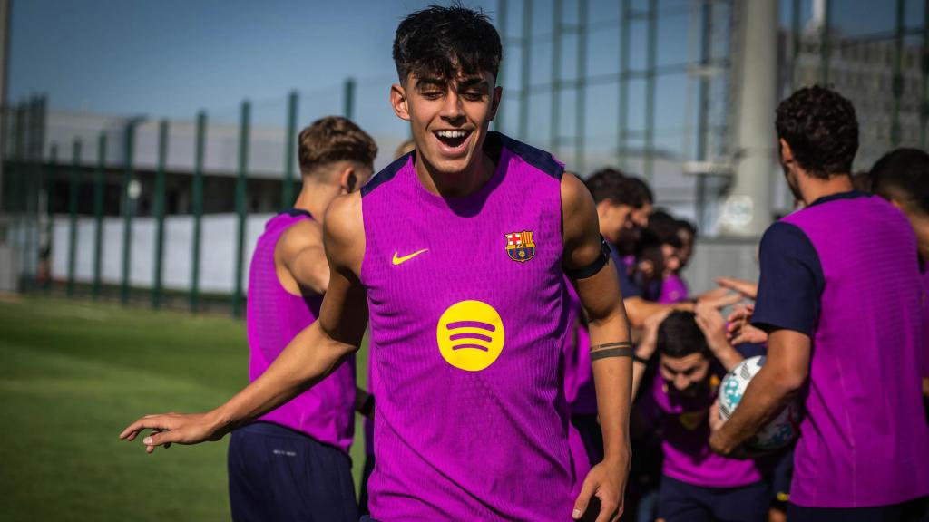 Marc Bernal sonríe en un entrenamiento con el FC Barcelona