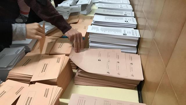 Papeletas en un colegio electoral en Barcelona