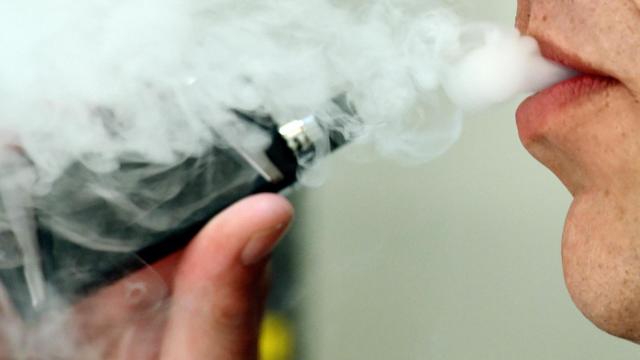 Una mujer fuma un cigarrillo electrónico: cientíificos de todo el mundo defienden los productos alternativos al tabaco