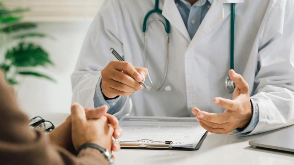 Un médico atiende a una paciente