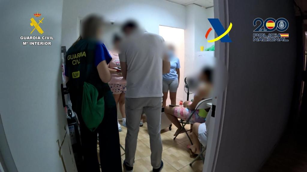 Agentes de la Guardia Civil durante el operativo de detención