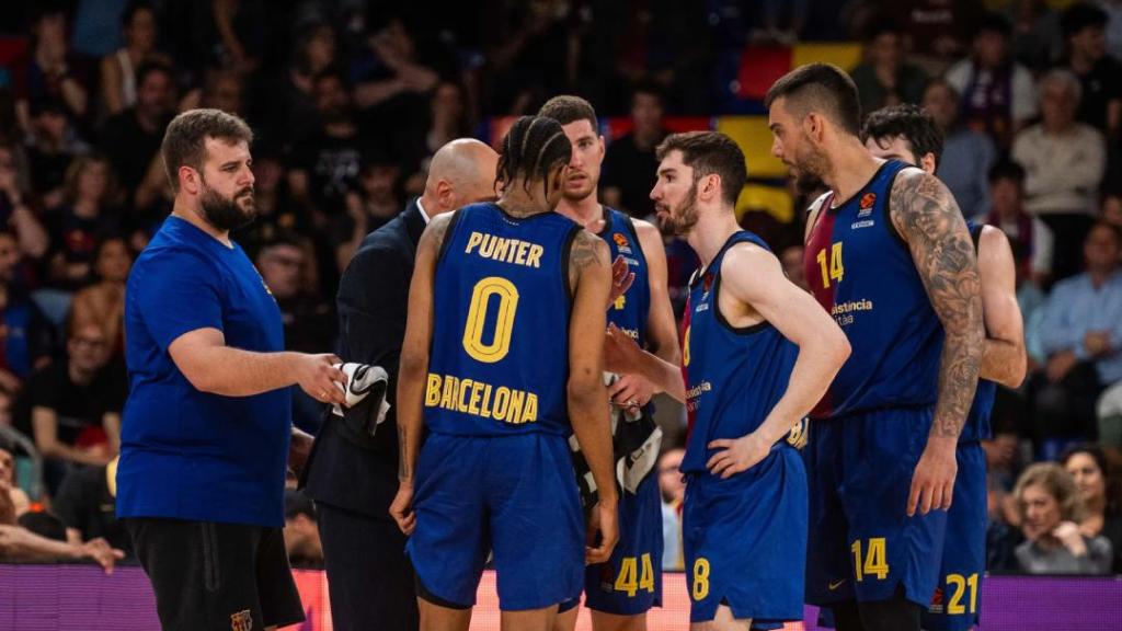 Joan Peñarroya da indicaciones a los jugadores del Barça de basket en el partido contra el Mónaco