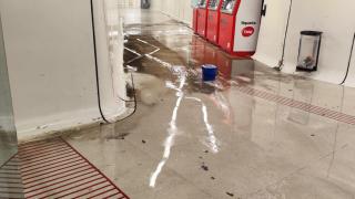 El acceso a la estación de Badal de la L5 del metro de Barcelona, inundado