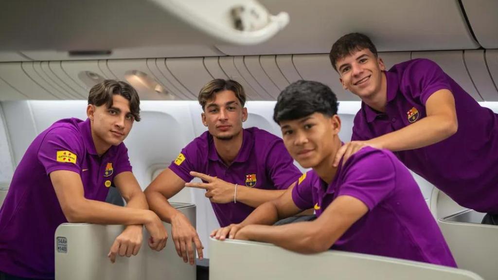 Jofre Torrents, 'Dro', Toni y Guillermo Fernández en el avión en dirección a Japón para la pretemporada del Barça