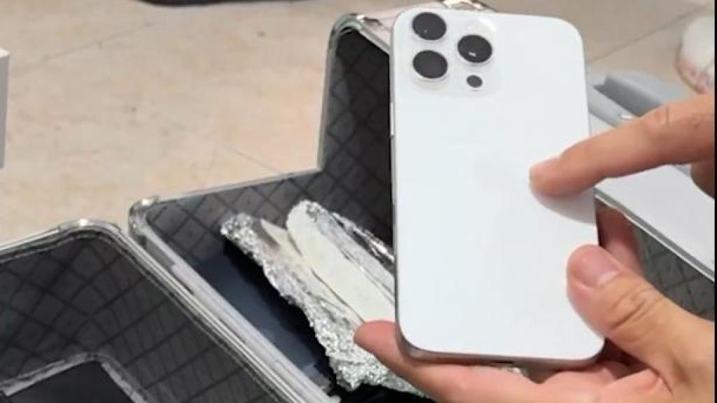 Uno de los teléfonos recuperados en un macro operativo de Mossos contra las redes de receptación en Cataluña