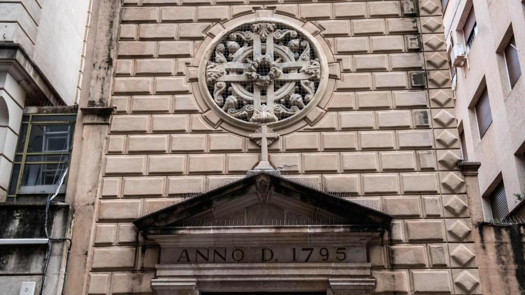 Detalle de la fachada de la Capilla de Nuestra Señora de la Merced y San Pedro Apóstol