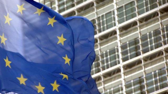 Bandera de la UE frente a la sede de la Comisión Europea