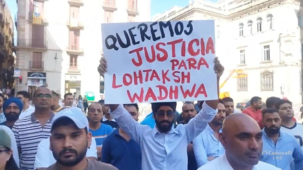 Uno de los manifestantes pidiendo justicia para Lohtaksh, el joven hindú asesinado en un bus de Castelldefels