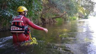 Un bombero trabaja en tareas de rescate en el río Ebro, en una imagen de archivo
