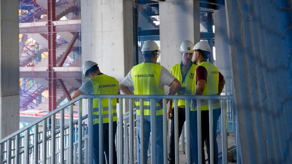 Los trabajadores del Barça realizan un test en las obras del Camp Nou (1)