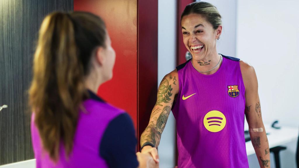Mapi León se ríe mientras le da la mano a Gemma Font en las pruebas médicas del Barça