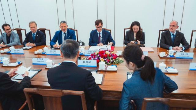 Los 'consellers' Miquel Sàmper (Empresa) y Jaume Duch (Acción Exterior) a los lados y el 'president' Salvador Illa, en una de las reuniones que han mantenido con autoridades en China
