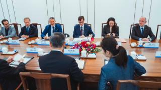 Los 'consellers' Miquel Sàmper (Empresa) y Jaume Duch (Acción Exterior) a los lados y el 'president' Salvador Illa en el centro durante la reunión con el CCPIT en Pekín (China)