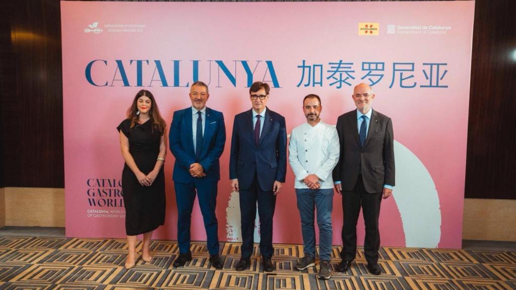 Arantxa Calvera, directora de la Agència Catalana de Turisme, Miquel Sàmper, 'conseller' de Empresa, Salvador Illa, 'president' del Govern, Eduard Xatruch, chef del Disfrutar, y Jaume Duch, 'conseller' de Acción Exterior