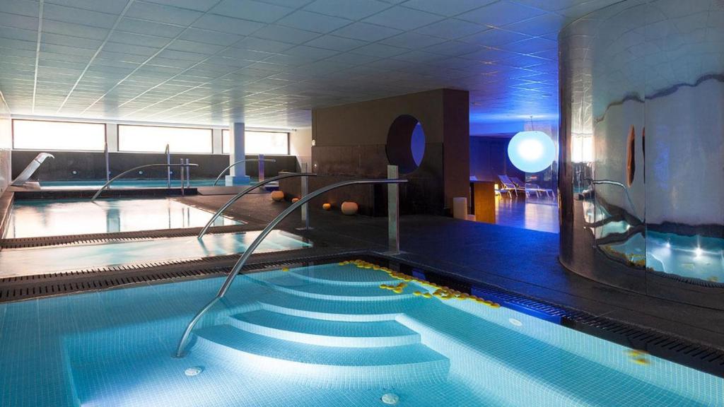 Zona de piscinas del Montanyà Hotel by Senator