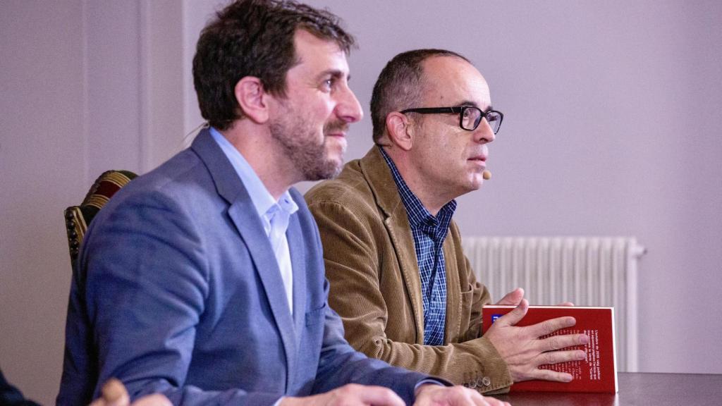 Carles Ribera (d), con el 'exconseller' fugado Toni Comín