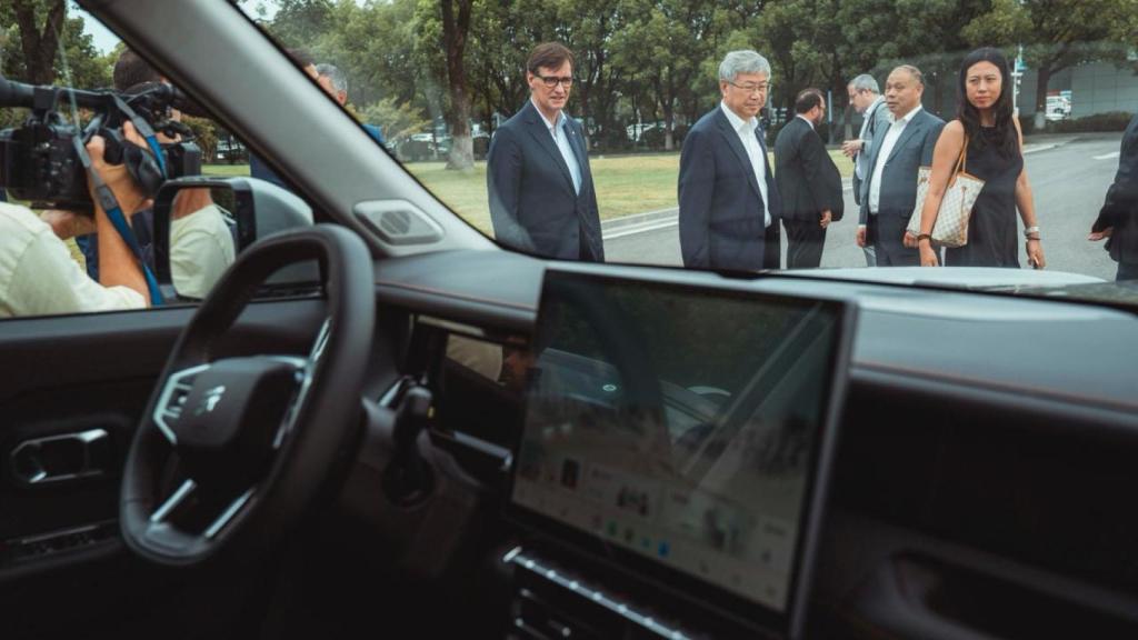 Un vehículo autónomo, sin conductor, ha trasladado el 'president' Illa hasta la sede de Chery en Wuhú, China