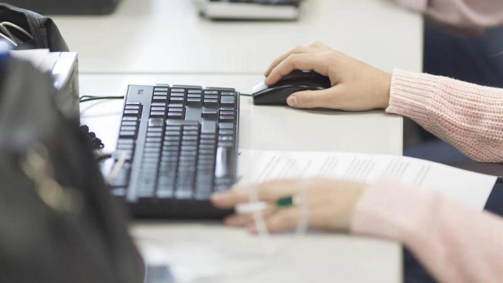 Empleada trabaja en una oficina