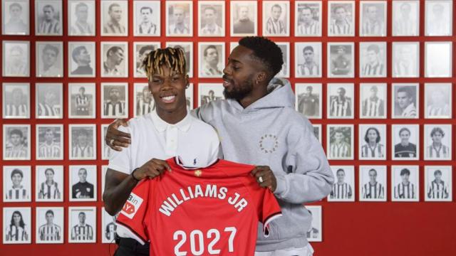 Iñaki Williams acompaña a su hermano Nico en la renovación de su contrato con el Athletic Club