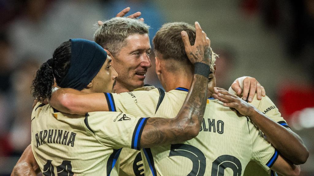 Los futbolistas del Barça celebran el gol de Lewandowski ante el FC Seoul