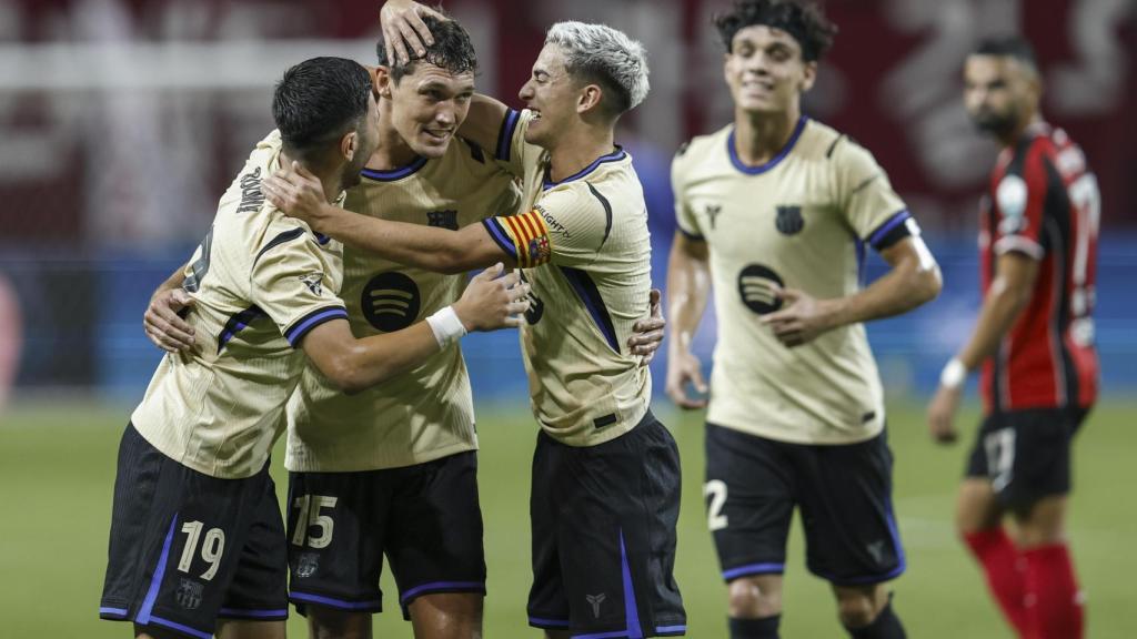 Roony Bardghji y Gavi felicitan a Andreas Christensen por su gol ante el FC Seoul