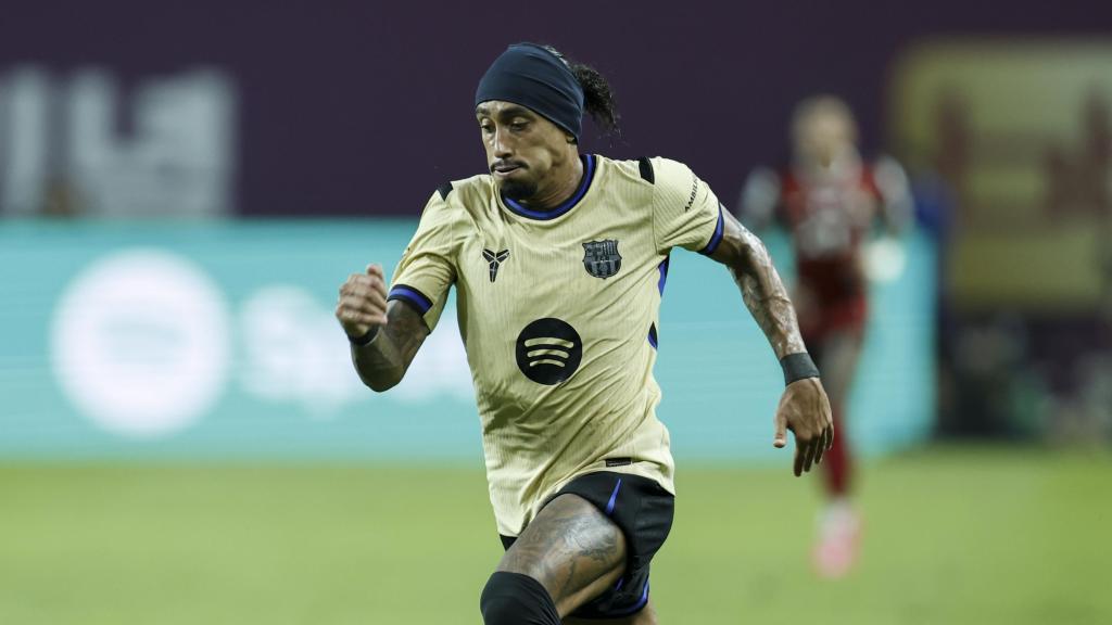 Raphinha conduce el balón durante el amistoso del Barça en Seúl