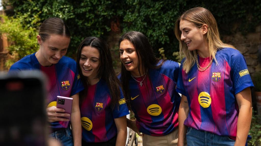 Las cracks del Barça Femenino posan con la nueva camiseta para la temporada 2025-26