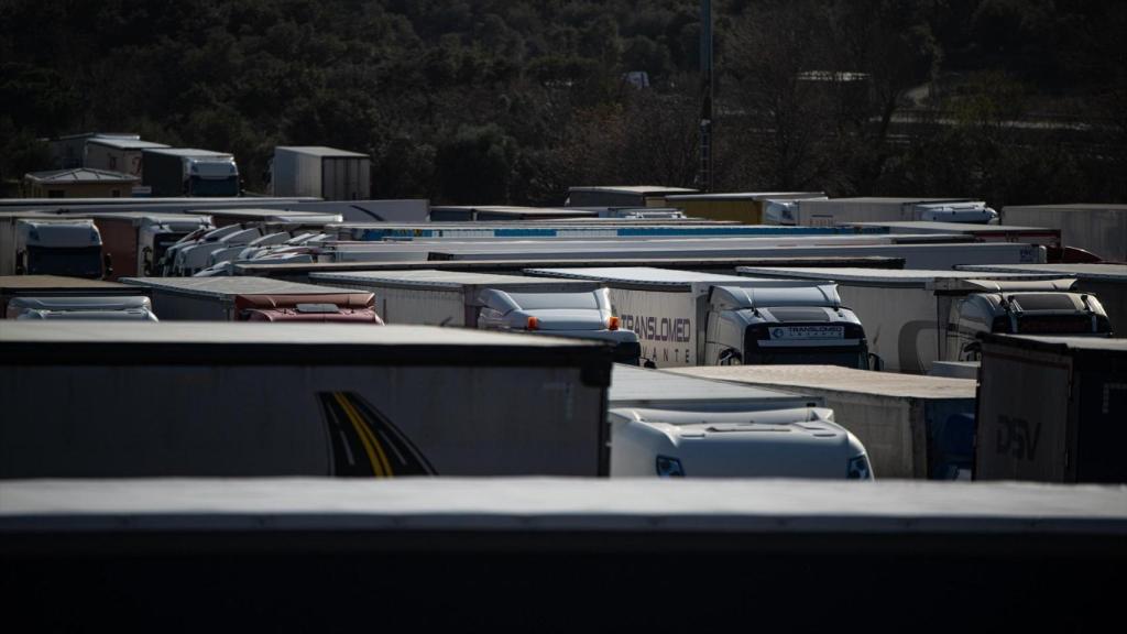 Varios camiones en la autopista AP-7 a la altura de la Jonquera