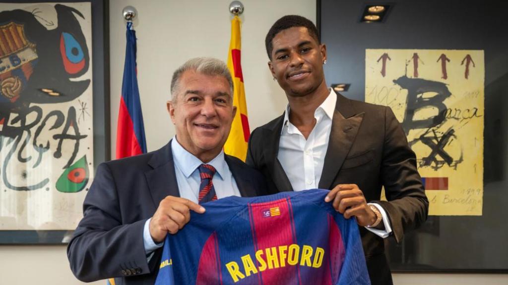 Joan Laporta posa con Marcus Rashford, tras formalizar su fichaje por el Barça