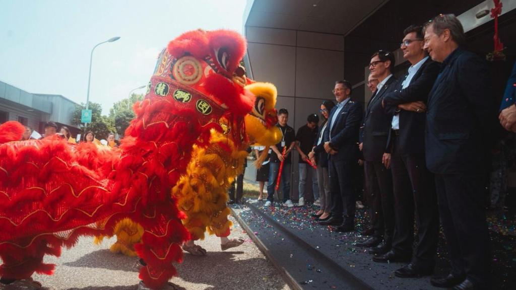Salvador Illa, en su visita a la empresa catalana Ficosa, en Shanghái (China), este viernes 1 de agosto