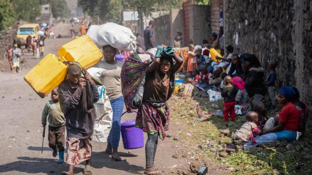 Desplazados internos de República Democrática del Congo huyen con sus pertenencias