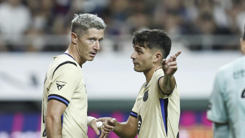 Robert Lewandowski y Pedri, durante el triunfo del Barça en Seúl