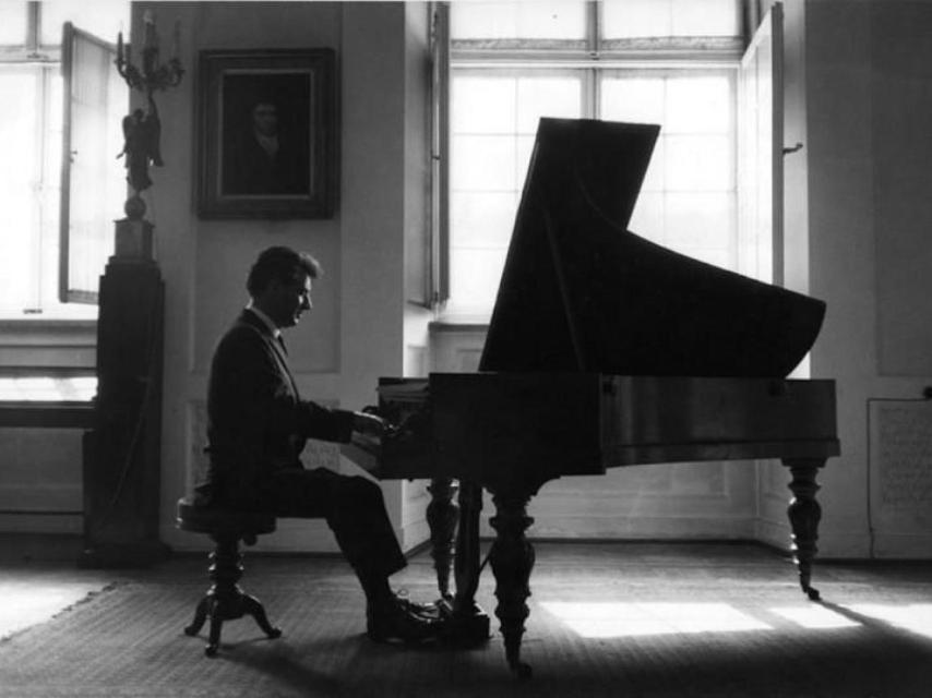 Leonard Berstein tocando el piano de Chopin