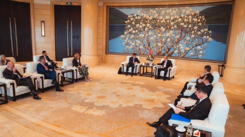 Salvador Illa, reunido con el representante del Buró Político del Comitè Central del Partido Comunista de China