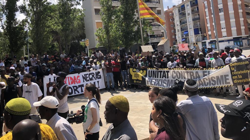 Manifestación ante la comisaría de Montornès del Vallès por la muerte de un joven abatido por un policía
