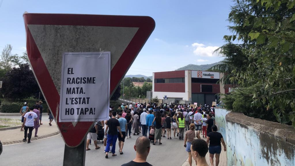 Los manifestantes han colgado carteles por distintas calles del municipio