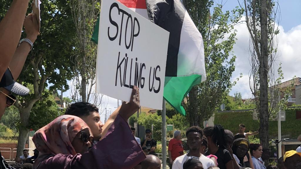 Varios manifestantes sostienen un cartel en el que se puede leer parad de matarnos, durante la manifestación en Montornès