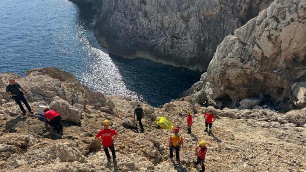 Las labores de rescate en cala Sant Vicenç