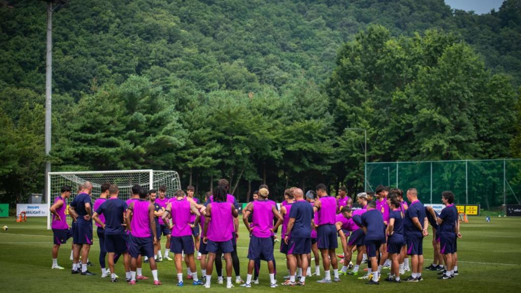 Los jugadores del Barça atienden las consignas de Hansi Flick durante el último entrenamiento en Corea del Sur