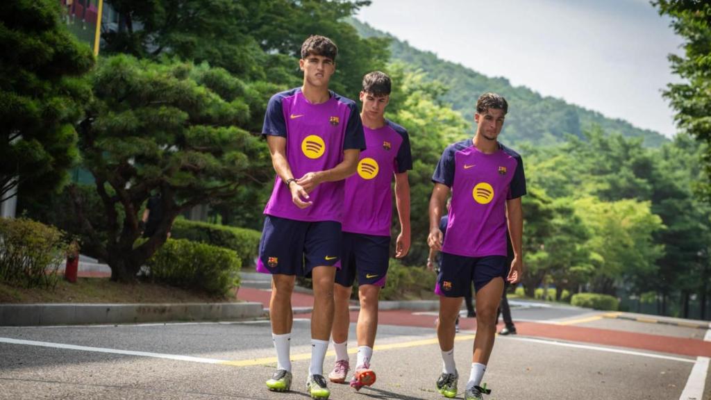 Pau Cubarsí, Jofre Torrents y Guille Fernández se preparan para un entrenamiento del Barça en Corea del Sur