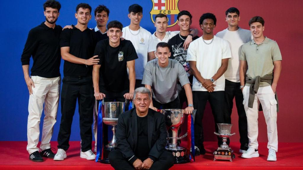 Joan Laporta posa con los canteranos del Barça en la cena de celebración del primer equipo
