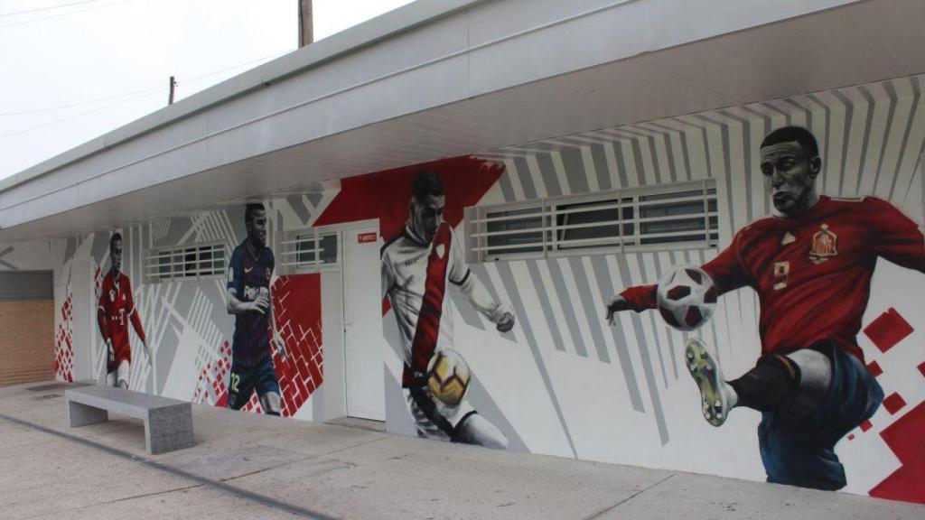 El mural en el campo del Val Miñor en el que aparecen Thiago, Rafinha, Rodrigo Moreno y Santi Comesaña, todos formados en el club gallego