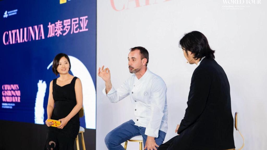 Eduard Xatruch explica el proceso de creación de los calçots liofilizados del Disfrutar en el Hotel Four Seasons Beijing (China)