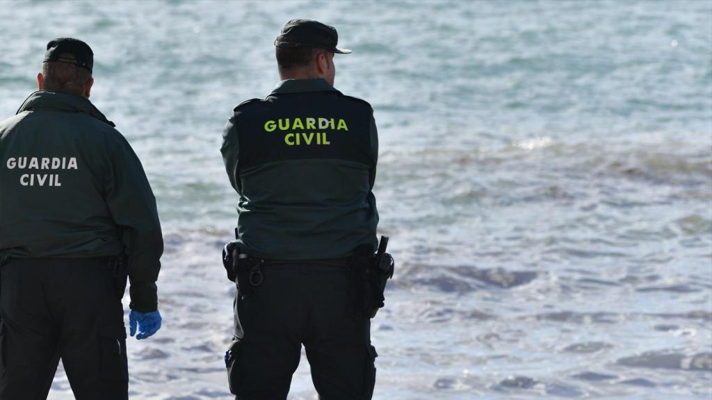 Agentes de la Guardia Civil en la playa, en una imagen de archivo