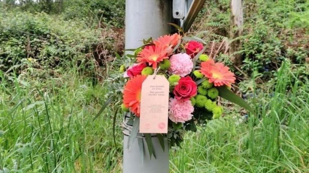Ramo de flores en el lugar de un accidente mortal
