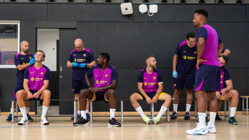 La plantilla del Barça de balonmano siendo atendida por los servicios médicos